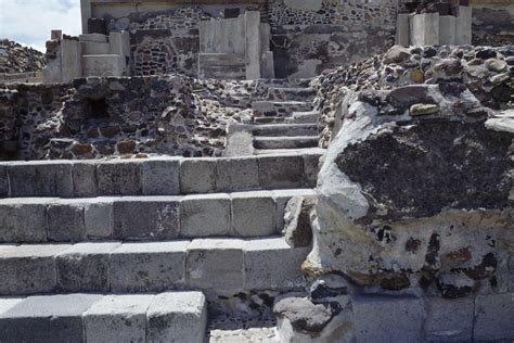 การปฏิวัติรากไม้แห่งTeotihuacán: การล่มสลายของอารยธรรมและการกำเนิดใหม่ของศาสนา