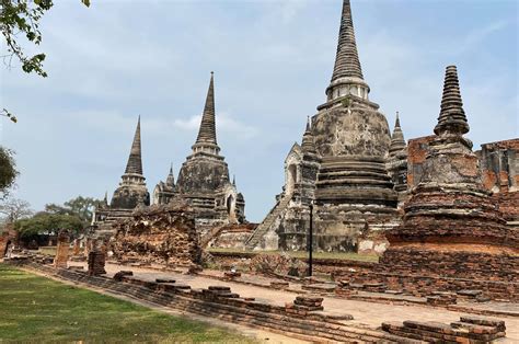 การก่อสร้างวัดพระศรีรัตนศาสดาราม: ศูนย์กลางพุทธศาสนาและสัญลักษณ์อำนาจของกรุงธนบุรี